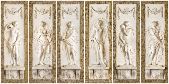 Schloss und Schlossgarten Schwetzingen - Garten - Badhaus - Von innen - Baderaum - Najaden - Westseite, links und rechts, Nordseite, links und Südseite, rechts, Südseite, links und Nordseite, rechts - Blick auf sechs hochrechteckige Felder, außen mit Tropfsteinstuck, innen mit eingetieften Feldern, darin Reliefdarstellungen von Najaden (Nymphen in der griechischen Mythologie, wachen über Quellen, Bäche, Flüsse, Sümpfe, Teiche und Seen) (Stuckateur: Giuseppe Antonio Pozzi (1732–1811)) (Gesamter Bau: Länge x Breite ca. 18 x 14 Meter, Höhe ca. 10 Meter; Architekt: Nicolas de Pigage (1723-1796); Bauzeit: 1768-1772; Gesamtinstandsetzung innen und außen: 1999-2006) (aufgenommen im Oktober 2025, am späten Nachmittag) Schloss und Schlossgarten Schwetzingen - Garten - Badhaus - Von innen - Baderaum - Najaden - Westseite, links und rechts, Nordseite, links und Südseite, rechts, Südseite, links und Nordseite, rechts - Blick auf sechs hochrechteckige Felder, außen mit Tropfsteinstuck, innen mit eingetieften Feldern, darin Reliefdarstellungen von Najaden (Nymphen in der griechischen Mythologie, wachen über Quellen, Bäche, Flüsse, Sümpfe, Teiche und Seen) (Stuckateur: Giuseppe Antonio Pozzi (1732–1811)) (Gesamter Bau: Länge x Breite ca. 18 x 14 Meter, Höhe ca. 10 Meter; Architekt: Nicolas de Pigage (1723-1796); Bauzeit: 1768-1772; Gesamtinstandsetzung innen und außen: 1999-2006) (aufgenommen im Oktober 2025, am späten Nachmittag)