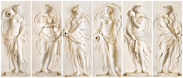 Schloss und Schlossgarten Schwetzingen - Garten - Badhaus - Von innen - Baderaum - Najaden - Westseite, links und rechts, Nordseite, links und Südseite, rechts, Südseite, links und Nordseite, rechts - Blick auf sechs hochrechteckige Felder mit Reliefdarstellungen von Najaden (Nymphen in der griechischen Mythologie, wachen über Quellen, Bäche, Flüsse, Sümpfe, Teiche und Seen) (Stuckateur: Giuseppe Antonio Pozzi (1732–1811)) (Gesamter Bau: Länge x Breite ca. 18 x 14 Meter, Höhe ca. 10 Meter; Architekt: Nicolas de Pigage (1723-1796); Bauzeit: 1768-1772; Gesamtinstandsetzung innen und außen: 1999-2006) (aufgenommen im Oktober 2025, am Nachmittag) Schloss und Schlossgarten Schwetzingen - Garten - Badhaus - Von innen - Baderaum - Najaden - Westseite, links und rechts, Nordseite, links und Südseite, rechts, Südseite, links und Nordseite, rechts - Blick auf sechs hochrechteckige Felder mit Reliefdarstellungen von Najaden (Nymphen in der griechischen Mythologie, wachen über Quellen, Bäche, Flüsse, Sümpfe, Teiche und Seen) (Stuckateur: Giuseppe Antonio Pozzi (1732–1811)) (Gesamter Bau: Länge x Breite ca. 18 x 14 Meter, Höhe ca. 10 Meter; Architekt: Nicolas de Pigage (1723-1796); Bauzeit: 1768-1772; Gesamtinstandsetzung innen und außen: 1999-2006) (aufgenommen im Oktober 2025, am Nachmittag)