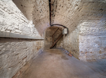 Schloss und Schlossgarten Schwetzingen - Garten - Badhaus - Von innen - Keller - Von Osten - Blick von der Südostecke des gewölbten Kellerraums unterhalb des chinesischen Zimmers (des Teezimmers) nach Westen in den Raum und auf den hölzernen Treppenaufgang zum Zwischenraum zwischen chinesischem Zimmer und nördlicher Vorhalle; Höhe des Kellerraums: ca. 2 Meter (Gesamter Bau: Länge x Breite ca. 18 x 14 Meter, Höhe ca. 10 Meter; Architekt: Nicolas de Pigage (1723-1796); Bauzeit: 1768-1772; Gesamtinstandsetzung innen und außen: 1999-2006) (aufgenommen im Oktober 2025, am frühen Nachmittag) Schloss und Schlossgarten Schwetzingen - Garten - Badhaus - Von innen - Keller - Von Osten - Blick von der Südostecke des gewölbten Kellerraums unterhalb des chinesischen Zimmers (des Teezimmers) nach Westen in den Raum und auf den hölzernen Treppenaufgang zum Zwischenraum zwischen chinesischem Zimmer und nördlicher Vorhalle; Höhe des Kellerraums: ca. 2 Meter (Gesamter Bau: Länge x Breite ca. 18 x 14 Meter, Höhe ca. 10 Meter; Architekt: Nicolas de Pigage (1723-1796); Bauzeit: 1768-1772; Gesamtinstandsetzung innen und außen: 1999-2006) (aufgenommen im Oktober 2025, am frühen Nachmittag)