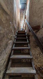 Schloss und Schlossgarten Schwetzingen - Garten - Badhaus - Von innen - Keller - Von unten / von Süden - Blick von der Südwestecke des gewölbten Kellerraums unterhalb des chinesischen Zimmers (des Teezimmers) nach Norden auf den hölzernen Treppenaufgang und den Zwischenraum zwischen chinesischem Zimmer und nördlicher Vorhalle; Gesamthöhe (vom Kellerboden bis zur Decke des Zimmers): ca. 7 Meter; ehemals war es möglich, von diesem Zwischenraum in den Dachstuhl des Badhauses zu steigen; in den Zwischenraum gelangt man durch eine kleine, nur ca. 70 cm hohe Tür in der Lambris-Zone rechts/nördlich des Kamins an der Westwannd des chinesischen Zimmers (Gesamter Bau: Länge x Breite ca. 18 x 14 Meter, Höhe ca. 10 Meter; Architekt: Nicolas de Pigage (1723-1796); Bauzeit: 1768-1772; Gesamtinstandsetzung innen und außen: 1999-2006) (aufgenommen im Oktober 2025, am frühen Nachmittag) Schloss und Schlossgarten Schwetzingen - Garten - Badhaus - Von innen - Keller - Von unten / von Süden - Blick von der Südwestecke des gewölbten Kellerraums unterhalb des chinesischen Zimmers (des Teezimmers) nach Norden auf den hölzernen Treppenaufgang und den Zwischenraum zwischen chinesischem Zimmer und nördlicher Vorhalle; Gesamthöhe (vom Kellerboden bis zur Decke des Zimmers): ca. 7 Meter; ehemals war es möglich, von diesem Zwischenraum in den Dachstuhl des Badhauses zu steigen; in den Zwischenraum gelangt man durch eine kleine, nur ca. 70 cm hohe Tür in der Lambris-Zone rechts/nördlich des Kamins an der Westwannd des chinesischen Zimmers (Gesamter Bau: Länge x Breite ca. 18 x 14 Meter, Höhe ca. 10 Meter; Architekt: Nicolas de Pigage (1723-1796); Bauzeit: 1768-1772; Gesamtinstandsetzung innen und außen: 1999-2006) (aufgenommen im Oktober 2025, am frühen Nachmittag)