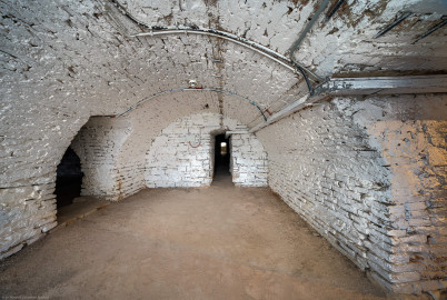 Schloss und Schlossgarten Schwetzingen - Garten - Badhaus - Von innen - Keller - Von Osten - Blick von der Ostwand des gewölbten Kellerraums unterhalb des östlichen Vorzimmers nach Westen in den Raum; Kellerraum Länge: ca. 3,7 Meter, Höhe: um 1,5 Meter; der Durchgang links führt in den Raum unterhalb des Schreibzimmers, der Durchgang in der Mitte zum Raum unterhalb des Ovalsaals, der Durchgang rechts in den Raum unterhalb des chinesischen Zimmers (des Teezimmers) (Gesamter Bau: Länge x Breite ca. 18 x 14 Meter, Höhe ca. 10 Meter; Architekt: Nicolas de Pigage (1723-1796); Bauzeit: 1768-1772; Gesamtinstandsetzung innen und außen: 1999-2006) (aufgenommen im Oktober 2025, am frühen Nachmittag) Schloss und Schlossgarten Schwetzingen - Garten - Badhaus - Von innen - Keller - Von Osten - Blick von der Ostwand des gewölbten Kellerraums unterhalb des östlichen Vorzimmers nach Westen in den Raum; Kellerraum Länge: ca. 3,7 Meter, Höhe: um 1,5 Meter; der Durchgang links führt in den Raum unterhalb des Schreibzimmers, der Durchgang in der Mitte zum Raum unterhalb des Ovalsaals, der Durchgang rechts in den Raum unterhalb des chinesischen Zimmers (des Teezimmers) (Gesamter Bau: Länge x Breite ca. 18 x 14 Meter, Höhe ca. 10 Meter; Architekt: Nicolas de Pigage (1723-1796); Bauzeit: 1768-1772; Gesamtinstandsetzung innen und außen: 1999-2006) (aufgenommen im Oktober 2025, am frühen Nachmittag)