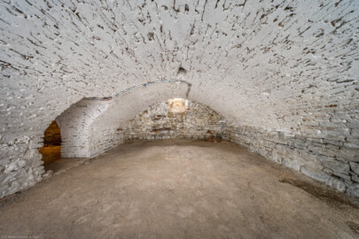 Schloss und Schlossgarten Schwetzingen - Garten - Badhaus - Von innen - Keller -  Von Westen - Blick von der Westwand des gewölbten Kellerraums unterhalb des Schreibzimmers nach Osten in den Raum; Kellerraum Länge: ca. 3,7 Meter, Höhe: um 1,3 Meter; der Durchgang links führt in den Raum unterhalb des östlichen Vorzimmers (Gesamter Bau: Länge x Breite ca. 18 x 14 Meter, Höhe ca. 10 Meter; Architekt: Nicolas de Pigage (1723-1796); Bauzeit: 1768-1772; Gesamtinstandsetzung innen und außen: 1999-2006) (aufgenommen im Oktober 2025, am frühen Nachmittag)