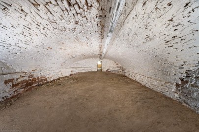 Schloss und Schlossgarten Schwetzingen - Garten - Badhaus - Von innen - Keller - Von Osten - Blick von der Ostwand des gewölbten Kellerraums unterhalb des Ovalsaals nach Westen in den Raum; Kellerraum Länge: ca. 6,5 Meter, Höhe: um 1,4 Meter; der Durchgang in der Mitte führt in den Raum unterhalb des westlichen Vorzimmers (Gesamter Bau: Länge x Breite ca. 18 x 14 Meter, Höhe ca. 10 Meter; Architekt: Nicolas de Pigage (1723-1796); Bauzeit: 1768-1772; Gesamtinstandsetzung innen und außen: 1999-2006) (aufgenommen im Oktober 2025, am frühen Nachmittag) Schloss und Schlossgarten Schwetzingen - Garten - Badhaus - Von innen - Keller - Von Osten - Blick von der Ostwand des gewölbten Kellerraums unterhalb des Ovalsaals nach Westen in den Raum; Kellerraum Länge: ca. 6,5 Meter, Höhe: um 1,4 Meter; der Durchgang in der Mitte führt in den Raum unterhalb des westlichen Vorzimmers (Gesamter Bau: Länge x Breite ca. 18 x 14 Meter, Höhe ca. 10 Meter; Architekt: Nicolas de Pigage (1723-1796); Bauzeit: 1768-1772; Gesamtinstandsetzung innen und außen: 1999-2006) (aufgenommen im Oktober 2025, am frühen Nachmittag)