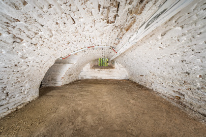 Schloss und Schlossgarten Schwetzingen - Garten - Badhaus - Von innen - Keller - Von Osten - Blick von der Ostwand des gewölbten Kellerraums unterhalb des westlichen Vorzimmers nach Westen in den Raum; Kellerraum Länge: ca. 3,7 Meter, Höhe: um 1,2 Meter; der Durchgang links führt in den Raum unterhalb des Schlafzimmers (Gesamter Bau: Länge x Breite ca. 18 x 14 Meter, Höhe ca. 10 Meter; Architekt: Nicolas de Pigage (1723-1796); Bauzeit: 1768-1772; Gesamtinstandsetzung innen und außen: 1999-2006) (aufgenommen im Oktober 2025, am frühen Nachmittag) Schloss und Schlossgarten Schwetzingen - Garten - Badhaus - Von innen - Keller - Von Osten - Blick von der Ostwand des gewölbten Kellerraums unterhalb des westlichen Vorzimmers nach Westen in den Raum; Kellerraum Länge: ca. 3,7 Meter, Höhe: um 1,2 Meter; der Durchgang links führt in den Raum unterhalb des Schlafzimmers (Gesamter Bau: Länge x Breite ca. 18 x 14 Meter, Höhe ca. 10 Meter; Architekt: Nicolas de Pigage (1723-1796); Bauzeit: 1768-1772; Gesamtinstandsetzung innen und außen: 1999-2006) (aufgenommen im Oktober 2025, am frühen Nachmittag)