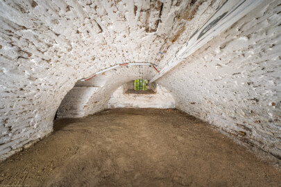 Schloss und Schlossgarten Schwetzingen - Garten - Badhaus - Von innen - Keller - Von Osten - Blick von der Ostwand des gewölbten Kellerraums unterhalb des westlichen Vorzimmers nach Westen in den Raum; Kellerraum Länge: ca. 3,7 Meter, Höhe: um 1,2 Meter; der Durchgang links führt in den Raum unterhalb des Schlafzimmers (Gesamter Bau: Länge x Breite ca. 18 x 14 Meter, Höhe ca. 10 Meter; Architekt: Nicolas de Pigage (1723-1796); Bauzeit: 1768-1772; Gesamtinstandsetzung innen und außen: 1999-2006) (aufgenommen im Oktober 2025, am frühen Nachmittag) Schloss und Schlossgarten Schwetzingen - Garten - Badhaus - Von innen - Keller - Von Osten - Blick von der Ostwand des gewölbten Kellerraums unterhalb des westlichen Vorzimmers nach Westen in den Raum; Kellerraum Länge: ca. 3,7 Meter, Höhe: um 1,2 Meter; der Durchgang links führt in den Raum unterhalb des Schlafzimmers (Gesamter Bau: Länge x Breite ca. 18 x 14 Meter, Höhe ca. 10 Meter; Architekt: Nicolas de Pigage (1723-1796); Bauzeit: 1768-1772; Gesamtinstandsetzung innen und außen: 1999-2006) (aufgenommen im Oktober 2025, am frühen Nachmittag)