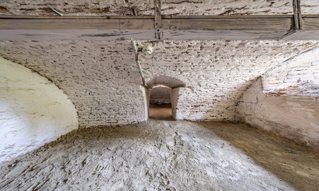 Schloss und Schlossgarten Schwetzingen - Garten - Badhaus - Von innen - Keller - Von Norden - Blick von der Nordwand des gewölbten Kellerraums unterhalb des westlichen Vorzimmers nach Süden in den Raum; Kellerraum Länge: ca. 3,7 Meter, Höhe: um 1,2 Meter; der Durchgang in der Mitte führt in den Raum unterhalb des Schlafzimmers (Gesamter Bau: Länge x Breite ca. 18 x 14 Meter, Höhe ca. 10 Meter; Architekt: Nicolas de Pigage (1723-1796); Bauzeit: 1768-1772; Gesamtinstandsetzung innen und außen: 1999-2006) (aufgenommen im Oktober 2025, am frühen Nachmittag) Schloss und Schlossgarten Schwetzingen - Garten - Badhaus - Von innen - Keller - Von Norden - Blick von der Nordwand des gewölbten Kellerraums unterhalb des westlichen Vorzimmers nach Süden in den Raum; Kellerraum Länge: ca. 3,7 Meter, Höhe: um 1,2 Meter; der Durchgang in der Mitte führt in den Raum unterhalb des Schlafzimmers (Gesamter Bau: Länge x Breite ca. 18 x 14 Meter, Höhe ca. 10 Meter; Architekt: Nicolas de Pigage (1723-1796); Bauzeit: 1768-1772; Gesamtinstandsetzung innen und außen: 1999-2006) (aufgenommen im Oktober 2025, am frühen Nachmittag)