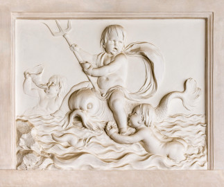 Schloss und Schlossgarten Schwetzingen - Garten - Badhaus - Von innen - Baderaum - Supraporte, Nordseite - Von Süden - Putti mit Wasserattributen in Reliefdarstellung; ein Putto reitet einen Delphin und hält ein Dreizack in der Hand, ein zweiter Putto schwimmt in stark bewegten Wellen auf den Delphin zu und hält eine kleine Muschel in seiner Hand, ein dritter Putto im Hintergrund bläst ein Muschelhorn (Stuckateur: Giuseppe Antonio Pozzi (1732–1811)) (Gesamter Bau: Länge x Breite ca. 18 x 14 Meter, Höhe ca. 10 Meter; Architekt: Nicolas de Pigage (1723-1796); Bauzeit: 1768-1772; Gesamtinstandsetzung innen und außen: 1999-2006) (aufgenommen im Oktober 2025, am Nachmittag) Schloss und Schlossgarten Schwetzingen - Garten - Badhaus - Von innen - Baderaum - Supraporte, Nordseite - Von Süden - Putti mit Wasserattributen in Reliefdarstellung; ein Putto reitet einen Delphin und hält ein Dreizack in der Hand, ein zweiter Putto schwimmt in stark bewegten Wellen auf den Delphin zu und hält eine kleine Muschel in seiner Hand, ein dritter Putto im Hintergrund bläst ein Muschelhorn (Stuckateur: Giuseppe Antonio Pozzi (1732–1811)) (Gesamter Bau: Länge x Breite ca. 18 x 14 Meter, Höhe ca. 10 Meter; Architekt: Nicolas de Pigage (1723-1796); Bauzeit: 1768-1772; Gesamtinstandsetzung innen und außen: 1999-2006) (aufgenommen im Oktober 2025, am Nachmittag)