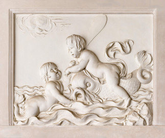 Schloss und Schlossgarten Schwetzingen - Garten - Badhaus - Von innen - Baderaum - Supraporte, Südseite - Von Norden - Putti mit Wasserattributen in Reliefdarstellung; ein Putto reitet einen Delphin und hält ein Paddel in der Hand, ein zweiter Putto schwimmt in stark bewegten Wellen (Stuckateur: Giuseppe Antonio Pozzi (1732–1811)) (Gesamter Bau: Länge x Breite ca. 18 x 14 Meter, Höhe ca. 10 Meter; Architekt: Nicolas de Pigage (1723-1796); Bauzeit: 1768-1772; Gesamtinstandsetzung innen und außen: 1999-2006) (aufgenommen im Oktober 2025, am Nachmittag) Schloss und Schlossgarten Schwetzingen - Garten - Badhaus - Von innen - Baderaum - Supraporte, Südseite - Von Norden - Putti mit Wasserattributen in Reliefdarstellung; ein Putto reitet einen Delphin und hält ein Paddel in der Hand, ein zweiter Putto schwimmt in stark bewegten Wellen (Stuckateur: Giuseppe Antonio Pozzi (1732–1811)) (Gesamter Bau: Länge x Breite ca. 18 x 14 Meter, Höhe ca. 10 Meter; Architekt: Nicolas de Pigage (1723-1796); Bauzeit: 1768-1772; Gesamtinstandsetzung innen und außen: 1999-2006) (aufgenommen im Oktober 2025, am Nachmittag)