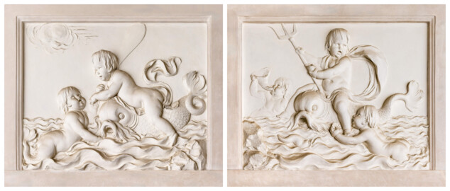 Schloss und Schlossgarten Schwetzingen - Garten - Badhaus - Von innen - Baderaum - Supraporten, Südseite (links) und Nordseite (rechts) - Von Norden - Putti mit Wasserattributen in Reliefdarstellung, umgeben von einem glatten Rahmen, über der Ein- und Ausgangstür (Stuckateur: Giuseppe Antonio Pozzi (1732–1811)) (Gesamter Bau: Länge x Breite ca. 18 x 14 Meter, Höhe ca. 10 Meter; Architekt: Nicolas de Pigage (1723-1796); Bauzeit: 1768-1772; Gesamtinstandsetzung innen und außen: 1999-2006) (aufgenommen im Oktober 2025, am Nachmittag)