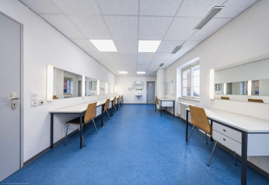 Schloss und Schlossgarten Schwetzingen - Garten - Schlosstheater - Von innen - 1. Obergeschoss, Südseite - Von Westen - Blick nach Osten in einen der Räume für Darsteller (Garderobe) (Gesamter Bau: Länge x Breite: ca. 62 x 35 Meter; Architekt: Nicolas de Pigage (1723-1796); Bauzeit: 1752-1753, Erweiterung 1762, Sanierung: 1937, Renovierung: 1952, Generalsanierung / Umbau 1971-1974, Restaurierung: 1999-2005) (aufgenommen im Oktober 2025, am späten Vormittag) Schloss und Schlossgarten Schwetzingen - Garten - Schlosstheater - Von innen - 1. Obergeschoss, Südseite - Von Westen - Blick nach Osten in einen der Räume für Darsteller (Garderobe) (Gesamter Bau: Länge x Breite: ca. 62 x 35 Meter; Architekt: Nicolas de Pigage (1723-1796); Bauzeit: 1752-1753, Erweiterung 1762, Sanierung: 1937, Renovierung: 1952, Generalsanierung / Umbau 1971-1974, Restaurierung: 1999-2005) (aufgenommen im Oktober 2025, am späten Vormittag)