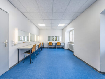 Schloss und Schlossgarten Schwetzingen - Garten - Schlosstheater - Von innen - 1. Obergeschoss, Südseite - Von Westen - Blick nach Osten in einen der Räume für Darsteller (Garderobe) (Gesamter Bau: Länge x Breite: ca. 62 x 35 Meter; Architekt: Nicolas de Pigage (1723-1796); Bauzeit: 1752-1753, Erweiterung 1762, Sanierung: 1937, Renovierung: 1952, Generalsanierung / Umbau 1971-1974, Restaurierung: 1999-2005) (aufgenommen im Oktober 2025, am späten Vormittag) Schloss und Schlossgarten Schwetzingen - Garten - Schlosstheater - Von innen - 1. Obergeschoss, Südseite - Von Westen - Blick nach Osten in einen der Räume für Darsteller (Garderobe) (Gesamter Bau: Länge x Breite: ca. 62 x 35 Meter; Architekt: Nicolas de Pigage (1723-1796); Bauzeit: 1752-1753, Erweiterung 1762, Sanierung: 1937, Renovierung: 1952, Generalsanierung / Umbau 1971-1974, Restaurierung: 1999-2005) (aufgenommen im Oktober 2025, am späten Vormittag)