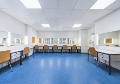 Schloss und Schlossgarten Schwetzingen - Garten - Schlosstheater - Von innen - Untergeschoss, Südseite - Von Westen - Blick nach Osten in einen der Räume für Darsteller (Garderobe) (Gesamter Bau: Länge x Breite: ca. 62 x 35 Meter; Architekt: Nicolas de Pigage (1723-1796); Bauzeit: 1752-1753, Erweiterung 1762, Sanierung: 1937, Renovierung: 1952, Generalsanierung / Umbau 1971-1974, Restaurierung: 1999-2005) (aufgenommen im Oktober 2025, am späten Vormittag) Schloss und Schlossgarten Schwetzingen - Garten - Schlosstheater - Von innen - Untergeschoss, Südseite - Von Westen - Blick nach Osten in einen der Räume für Darsteller (Garderobe) (Gesamter Bau: Länge x Breite: ca. 62 x 35 Meter; Architekt: Nicolas de Pigage (1723-1796); Bauzeit: 1752-1753, Erweiterung 1762, Sanierung: 1937, Renovierung: 1952, Generalsanierung / Umbau 1971-1974, Restaurierung: 1999-2005) (aufgenommen im Oktober 2025, am späten Vormittag)