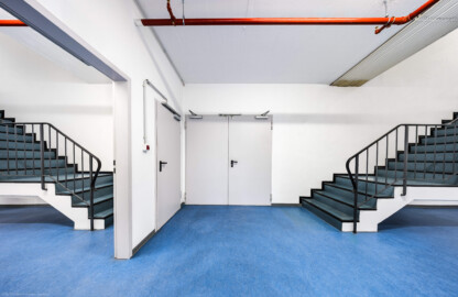 Schloss und Schlossgarten Schwetzingen - Garten - Schlosstheater - Von innen - Westliches Treppenhaus - Untergeschoss - Von Westen - Blick vom Mittelgang im Untergeschoss nach Osten; mittig die Tür zur Unterbühne, links und rechts die Treppe nach oben in das Erdgeschoss (Gesamter Bau: Länge x Breite: ca. 62 x 35 Meter; Architekt: Nicolas de Pigage (1723-1796); Bauzeit: 1752-1753, Erweiterung 1762, Sanierung: 1937, Renovierung: 1952, Generalsanierung / Umbau 1971-1974, Restaurierung: 1999-2005) (aufgenommen im Oktober 2025, um die Mittagszeit) Schloss und Schlossgarten Schwetzingen - Garten - Schlosstheater - Von innen - Westliches Treppenhaus - Untergeschoss - Von Westen - Blick vom Mittelgang im Untergeschoss nach Osten; mittig die Tür zur Unterbühne, links und rechts die Treppe nach oben in das Erdgeschoss (Gesamter Bau: Länge x Breite: ca. 62 x 35 Meter; Architekt: Nicolas de Pigage (1723-1796); Bauzeit: 1752-1753, Erweiterung 1762, Sanierung: 1937, Renovierung: 1952, Generalsanierung / Umbau 1971-1974, Restaurierung: 1999-2005) (aufgenommen im Oktober 2025, um die Mittagszeit)