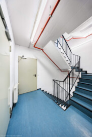 Schloss und Schlossgarten Schwetzingen - Garten - Schlosstheater - Von innen - Westliches Treppenhaus - Erdgeschoss - Von Nordwest - Blick von der Tür zur Seitenbühne im Erdgeschoss nach Südosten; links die Tür zur Seitenbühne, links der Bildmitte der nordwestliche Eingang zur Bühne, rechts die Treppen vom Erdgeschoss ins 1. Obergeschoss (Gesamter Bau: Länge x Breite: ca. 62 x 35 Meter; Architekt: Nicolas de Pigage (1723-1796); Bauzeit: 1752-1753, Erweiterung 1762, Sanierung: 1937, Renovierung: 1952, Generalsanierung / Umbau 1971-1974, Restaurierung: 1999-2005) (aufgenommen im Oktober 2025, um die Mittagszeit) Schloss und Schlossgarten Schwetzingen - Garten - Schlosstheater - Von innen - Westliches Treppenhaus - Erdgeschoss - Von Nordwest - Blick von der Tür zur Seitenbühne im Erdgeschoss nach Südosten; links die Tür zur Seitenbühne, links der Bildmitte der nordwestliche Eingang zur Bühne, rechts die Treppen vom Erdgeschoss ins 1. Obergeschoss (Gesamter Bau: Länge x Breite: ca. 62 x 35 Meter; Architekt: Nicolas de Pigage (1723-1796); Bauzeit: 1752-1753, Erweiterung 1762, Sanierung: 1937, Renovierung: 1952, Generalsanierung / Umbau 1971-1974, Restaurierung: 1999-2005) (aufgenommen im Oktober 2025, um die Mittagszeit)