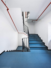 Schloss und Schlossgarten Schwetzingen - Garten - Schlosstheater - Von innen - Westliches Treppenhaus - 1. Obergeschoss - Von Norden - Blick vom nördlichen Treppenabsatz im 1. Obergeschoss nach Süden; links und rechts Treppen vom Erdgeschoss ins 1. und 2. Obergeschoss; in Höhe dieses Treppenabsatzes gibt es keine Türen; hinter der linken Wand befindet sich die Bühne, hinter dem Kamerastandpunkt befindet sich die Südwand der Seitenbühne (Gesamter Bau: Länge x Breite: ca. 62 x 35 Meter; Architekt: Nicolas de Pigage (1723-1796); Bauzeit: 1752-1753, Erweiterung 1762, Sanierung: 1937, Renovierung: 1952, Generalsanierung / Umbau 1971-1974, Restaurierung: 1999-2005) (aufgenommen im Oktober 2025, um die Mittagszeit) Schloss und Schlossgarten Schwetzingen - Garten - Schlosstheater - Von innen - Westliches Treppenhaus - 1. Obergeschoss - Von Norden - Blick vom nördlichen Treppenabsatz im 1. Obergeschoss nach Süden; links und rechts Treppen vom Erdgeschoss ins 1. und 2. Obergeschoss; in Höhe dieses Treppenabsatzes gibt es keine Türen; hinter der linken Wand befindet sich die Bühne, hinter dem Kamerastandpunkt befindet sich die Südwand der Seitenbühne (Gesamter Bau: Länge x Breite: ca. 62 x 35 Meter; Architekt: Nicolas de Pigage (1723-1796); Bauzeit: 1752-1753, Erweiterung 1762, Sanierung: 1937, Renovierung: 1952, Generalsanierung / Umbau 1971-1974, Restaurierung: 1999-2005) (aufgenommen im Oktober 2025, um die Mittagszeit)