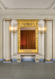 Schloss und Schlossgarten Schwetzingen - Garten - Schlosstheater - Von innen - Erdgeschoss, östliches Foyer - Von Osten - Blick vom ehemaligen Vestibül (dem ehemaligen zentralen östlichen Treppenhaus) nach Westen auf den linken (südlichen) Spiegel neben dem zentralen Haupteingang zum Parterre (Gesamter Bau: Länge x Breite: ca. 62 x 35 Meter; Architekt: Nicolas de Pigage (1723-1796); Bauzeit: 1752-1753, Erweiterung 1762, Sanierung: 1937, Renovierung: 1952, Generalsanierung / Umbau 1971-1974, Restaurierung: 1999-2005) (aufgenommen im Oktober 2025, am Nachmittag) Schloss und Schlossgarten Schwetzingen - Garten - Schlosstheater - Von innen - Erdgeschoss, östliches Foyer - Von Osten - Blick vom ehemaligen Vestibül (dem ehemaligen zentralen östlichen Treppenhaus) nach Westen auf den linken (südlichen) Spiegel neben dem zentralen Haupteingang zum Parterre (Gesamter Bau: Länge x Breite: ca. 62 x 35 Meter; Architekt: Nicolas de Pigage (1723-1796); Bauzeit: 1752-1753, Erweiterung 1762, Sanierung: 1937, Renovierung: 1952, Generalsanierung / Umbau 1971-1974, Restaurierung: 1999-2005) (aufgenommen im Oktober 2025, am Nachmittag)