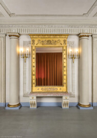 Schloss und Schlossgarten Schwetzingen - Garten - Schlosstheater - Von innen - Erdgeschoss, östliches Foyer - Von Osten - Blick vom ehemaligen Vestibül (dem ehemaligen zentralen östlichen Treppenhaus) nach Westen auf den linken (südlichen) Spiegel neben dem zentralen Haupteingang zum Parterre (Gesamter Bau: Länge x Breite: ca. 62 x 35 Meter; Architekt: Nicolas de Pigage (1723-1796); Bauzeit: 1752-1753, Erweiterung 1762, Sanierung: 1937, Renovierung: 1952, Generalsanierung / Umbau 1971-1974, Restaurierung: 1999-2005) (aufgenommen im Oktober 2025, am Nachmittag)