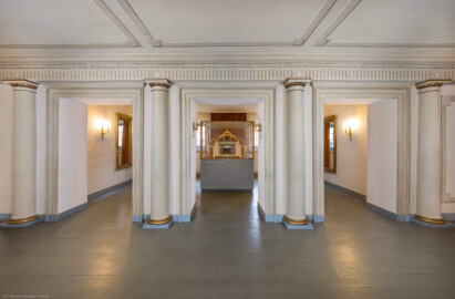 Schloss und Schlossgarten Schwetzingen - Garten - Schlosstheater - Von innen - Erdgeschoss, östliches Foyer - Von Westen - Blick vom zentralen Eingang zum Parkett nach Osten in das östliche Foyer (das Vestibül des ehemaligen zentralen östlichen Treppenhauses); in der Bildmitte ein Modell des Schlosstheaters im Zustand des 18. Jahrhunderts; dargestellt im Schnittmodell ist das Innere des Theaters und seine Bühnentechnik (Gesamter Bau: Länge x Breite: ca. 62 x 35 Meter; Architekt: Nicolas de Pigage (1723-1796); Bauzeit: 1752-1753, Erweiterung 1762, Sanierung: 1937, Renovierung: 1952, Generalsanierung / Umbau 1971-1974, Restaurierung: 1999-2005) (aufgenommen im Oktober 2025, am Nachmittag)