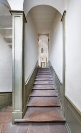 Schloss und Schlossgarten Schwetzingen - Schloss - Mittelbau - Von innen - Nördöstliches Treppenhaus - Von Osten - Blick vom Treppenabsatz zwischen dem Erdgeschoss und dem 1. Obergeschoss nach Westen auf die Treppe und den Gang im 1. Obergeschoss (Mittelbau: Länge Westseite ca. 45 Meter, Breite Süd-/Nordseite ca. 38 Meter; Wiederaufbau / Erweiterung: 1698-1717; Architekt: Johann Adam Breunig) (aufgenommen im November 2025, am Nachmittag) Schloss und Schlossgarten Schwetzingen - Schloss - Mittelbau - Von innen - Nördöstliches Treppenhaus - Von Osten - Blick vom Treppenabsatz zwischen dem Erdgeschoss und dem 1. Obergeschoss nach Westen auf die Treppe und den Gang im 1. Obergeschoss (Mittelbau: Länge Westseite ca. 45 Meter, Breite Süd-/Nordseite ca. 38 Meter; Wiederaufbau / Erweiterung: 1698-1717; Architekt: Johann Adam Breunig) (aufgenommen im November 2025, am Nachmittag)