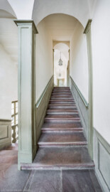 Schloss und Schlossgarten Schwetzingen - Schloss - Mittelbau - Von innen - Nördöstliches Treppenhaus - Von Osten - Blick vom Treppenabsatz zwischen dem 1. Obergeschoss und dem 2. Obergeschoss nach Westen auf die Treppe und den Gang im 2. Obergeschoss (Mittelbau: Länge Westseite ca. 45 Meter, Breite Süd-/Nordseite ca. 38 Meter; Wiederaufbau / Erweiterung: 1698-1717; Architekt: Johann Adam Breunig) (aufgenommen im November 2025, am Nachmittag)