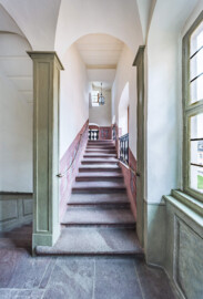 Schloss und Schlossgarten Schwetzingen - Schloss - Mittelbau - Von innen - Nördöstliches Treppenhaus - Von Westen - Blick vom Gang im 2. Obergeschoss nach Osten auf die Treppe und auf den Treppenabsatz zum 3. Obergeschoss (Mittelbau: Länge Westseite ca. 45 Meter, Breite Süd-/Nordseite ca. 38 Meter; Wiederaufbau / Erweiterung: 1698-1717; Architekt: Johann Adam Breunig) (aufgenommen im November 2025, am Nachmittag) Schloss und Schlossgarten Schwetzingen - Schloss - Mittelbau - Von innen - Nördöstliches Treppenhaus - Von Westen - Blick vom Gang im 2. Obergeschoss nach Osten auf die Treppe und auf den Treppenabsatz zum 3. Obergeschoss (Mittelbau: Länge Westseite ca. 45 Meter, Breite Süd-/Nordseite ca. 38 Meter; Wiederaufbau / Erweiterung: 1698-1717; Architekt: Johann Adam Breunig) (aufgenommen im November 2025, am Nachmittag)