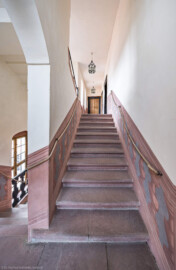Schloss und Schlossgarten Schwetzingen - Schloss - Mittelbau - Von innen - Nördöstliches Treppenhaus - Von Osten - Blick vom Treppenabsatz zwischen dem 2. Obergeschoss und dem 3. Obergeschoss nach Westen auf die Treppe und den Gang im 3. Obergeschoss (Mittelbau: Länge Westseite ca. 45 Meter, Breite Süd-/Nordseite ca. 38 Meter; Wiederaufbau / Erweiterung: 1698-1717; Architekt: Johann Adam Breunig) (aufgenommen im November 2025, am Nachmittag)