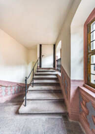 Schloss und Schlossgarten Schwetzingen - Schloss - Mittelbau - Von innen - Nördöstliches Treppenhaus - Von Westen - Blick vom Gang im 3. Obergeschoss nach Osten auf die Treppe und die Tür zum Dachgeschoss (Mittelbau: Länge Westseite ca. 45 Meter, Breite Süd-/Nordseite ca. 38 Meter; Wiederaufbau / Erweiterung: 1698-1717; Architekt: Johann Adam Breunig) (aufgenommen im November 2025, am Nachmittag) Schloss und Schlossgarten Schwetzingen - Schloss - Mittelbau - Von innen - Nördöstliches Treppenhaus - Von Westen - Blick vom Gang im 3. Obergeschoss nach Osten auf die Treppe und die Tür zum Dachgeschoss (Mittelbau: Länge Westseite ca. 45 Meter, Breite Süd-/Nordseite ca. 38 Meter; Wiederaufbau / Erweiterung: 1698-1717; Architekt: Johann Adam Breunig) (aufgenommen im November 2025, am Nachmittag)