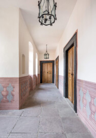 Schloss und Schlossgarten Schwetzingen - Schloss - Mittelbau - Von innen - Nördöstliches Treppenhaus, 3. Obergeschoss - Von Osten - Blick vom Ende der Treppe ins 3. Obergeschoss nach Westen in den Gang und auf Türen; die mittlere Tür ist eine Scheintür (Mittelbau: Länge Westseite ca. 45 Meter, Breite Süd-/Nordseite ca. 38 Meter; Wiederaufbau / Erweiterung: 1698-1717; Architekt: Johann Adam Breunig) (aufgenommen im November 2025, am Nachmittag) Schloss und Schlossgarten Schwetzingen - Schloss - Mittelbau - Von innen - Nördöstliches Treppenhaus, 3. Obergeschoss - Von Osten - Blick vom Ende der Treppe ins 3. Obergeschoss nach Westen in den Gang und auf Türen; die mittlere Tür ist eine Scheintür (Mittelbau: Länge Westseite ca. 45 Meter, Breite Süd-/Nordseite ca. 38 Meter; Wiederaufbau / Erweiterung: 1698-1717; Architekt: Johann Adam Breunig) (aufgenommen im November 2025, am Nachmittag)