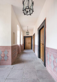 Schloss und Schlossgarten Schwetzingen - Schloss - Mittelbau - Von innen - Nördöstliches Treppenhaus, 3. Obergeschoss - Von Osten - Blick vom Ende der Treppe ins 3. Obergeschoss nach Westen in den Gang und auf Türen; die mittlere Tür ist eine Scheintür (Mittelbau: Länge Westseite ca. 45 Meter, Breite Süd-/Nordseite ca. 38 Meter; Wiederaufbau / Erweiterung: 1698-1717; Architekt: Johann Adam Breunig) (aufgenommen im November 2025, am Nachmittag)