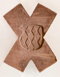 Schloss und Schlossgarten Schwetzingen - Schloss - Mittelbau - Von innen - Erdgeschoss, Nordseite - Besucherzentrum / ehemaliger Hochkeller - Von unten - Blick auf den Schlussstein des 3. Gurtbogens von Osten, eine Art Wappenschild mit einem Rautenmuster (Raum: Länge x Breite: ca. 16 x 6 Meter, Höhe (bis Schlussstein): ca. 3,5 Meter; 4 Joche, 3 Gurtbögen, 3 Kreuzrippengewölbe, ein Kreuzgratgewölbe im Osten; Nordwand: 2 Fenster, 2 vermauerte Öffnungen, Standerker: 1 kleines Fenster, Südwand: 3 Türen, Ostwand: verschlossene Durchgangstür) (Mittelbau: Länge Westseite ca. 45 Meter, Breite Süd-/Nordseite ca. 38 Meter; Wiederaufbau / Erweiterung: 1698-1717; Architekt: Johann Adam Breunig) (aufgenommen im November 2025, am frühen Nachmittag) Schloss und Schlossgarten Schwetzingen - Schloss - Mittelbau - Von innen - Erdgeschoss, Nordseite - Besucherzentrum / ehemaliger Hochkeller - Von unten - Blick auf den Schlussstein des 3. Gurtbogens von Osten, eine Art Wappenschild mit einem Rautenmuster (Raum: Länge x Breite: ca. 16 x 6 Meter, Höhe (bis Schlussstein): ca. 3,5 Meter; 4 Joche, 3 Gurtbögen, 3 Kreuzrippengewölbe, ein Kreuzgratgewölbe im Osten; Nordwand: 2 Fenster, 2 vermauerte Öffnungen, Standerker: 1 kleines Fenster, Südwand: 3 Türen, Ostwand: verschlossene Durchgangstür) (Mittelbau: Länge Westseite ca. 45 Meter, Breite Süd-/Nordseite ca. 38 Meter; Wiederaufbau / Erweiterung: 1698-1717; Architekt: Johann Adam Breunig) (aufgenommen im November 2025, am frühen Nachmittag)