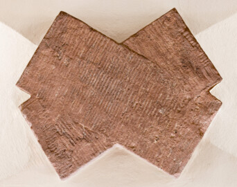 Schloss und Schlossgarten Schwetzingen - Schloss - Mittelbau - Von innen - Erdgeschoss, Nordseite - Besucherzentrum / ehemaliger Hochkeller - Von unten - Blick auf den Schlussstein des 1. Gurtbogens von Osten (Raum: Länge x Breite: ca. 16 x 6 Meter, Höhe (bis Schlussstein): ca. 3,5 Meter; 4 Joche, 3 Gurtbögen, 3 Kreuzrippengewölbe, ein Kreuzgratgewölbe im Osten; Nordwand: 2 Fenster, 2 vermauerte Öffnungen, Standerker: 1 kleines Fenster, Südwand: 3 Türen, Westwand: verschlossene Durchgangstür) (Mittelbau: Länge Westseite ca. 45 Meter, Breite Süd-/Nordseite ca. 38 Meter; Wiederaufbau / Erweiterung: 1698-1717; Architekt: Johann Adam Breunig) (aufgenommen im November 2025, am frühen Nachmittag) Schloss und Schlossgarten Schwetzingen - Schloss - Mittelbau - Von innen - Erdgeschoss, Nordseite - Besucherzentrum / ehemaliger Hochkeller - Von unten - Blick auf den Schlussstein des 1. Gurtbogens von Osten (Raum: Länge x Breite: ca. 16 x 6 Meter, Höhe (bis Schlussstein): ca. 3,5 Meter; 4 Joche, 3 Gurtbögen, 3 Kreuzrippengewölbe, ein Kreuzgratgewölbe im Osten; Nordwand: 2 Fenster, 2 vermauerte Öffnungen, Standerker: 1 kleines Fenster, Südwand: 3 Türen, Westwand: verschlossene Durchgangstür) (Mittelbau: Länge Westseite ca. 45 Meter, Breite Süd-/Nordseite ca. 38 Meter; Wiederaufbau / Erweiterung: 1698-1717; Architekt: Johann Adam Breunig) (aufgenommen im November 2025, am frühen Nachmittag)