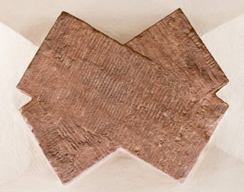 Schloss und Schlossgarten Schwetzingen - Schloss - Mittelbau - Von innen - Erdgeschoss, Nordseite - Besucherzentrum / ehemaliger Hochkeller - Von unten - Blick auf den Schlussstein des 1. Gurtbogens von Osten (Raum: Länge x Breite: ca. 16 x 6 Meter, Höhe (bis Schlussstein): ca. 3,5 Meter; 4 Joche, 3 Gurtbögen, 3 Kreuzrippengewölbe, ein Kreuzgratgewölbe im Osten; Nordwand: 2 Fenster, 2 vermauerte Öffnungen, Standerker: 1 kleines Fenster, Südwand: 3 Türen, Ostwand: verschlossene Durchgangstür) (Mittelbau: Länge Westseite ca. 45 Meter, Breite Süd-/Nordseite ca. 38 Meter; Wiederaufbau / Erweiterung: 1698-1717; Architekt: Johann Adam Breunig) (aufgenommen im November 2025, am frühen Nachmittag) Schloss und Schlossgarten Schwetzingen - Schloss - Mittelbau - Von innen - Erdgeschoss, Nordseite - Besucherzentrum / ehemaliger Hochkeller - Von unten - Blick auf den Schlussstein des 1. Gurtbogens von Osten (Raum: Länge x Breite: ca. 16 x 6 Meter, Höhe (bis Schlussstein): ca. 3,5 Meter; 4 Joche, 3 Gurtbögen, 3 Kreuzrippengewölbe, ein Kreuzgratgewölbe im Osten; Nordwand: 2 Fenster, 2 vermauerte Öffnungen, Standerker: 1 kleines Fenster, Südwand: 3 Türen, Ostwand: verschlossene Durchgangstür) (Mittelbau: Länge Westseite ca. 45 Meter, Breite Süd-/Nordseite ca. 38 Meter; Wiederaufbau / Erweiterung: 1698-1717; Architekt: Johann Adam Breunig) (aufgenommen im November 2025, am frühen Nachmittag)