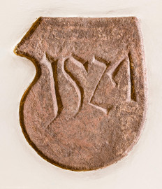 Schloss und Schlossgarten Schwetzingen - Schloss - Mittelbau - Von innen - Erdgeschoss, Nordseite - Besucherzentrum / ehemaliger Hochkeller - Von unten - Blick auf den Schlussstein des 2. Gurtbogens von Osten, eine Art Wappenschild mit der Jahreszahl 1527 (Raum: Länge x Breite: ca. 16 x 6 Meter, Höhe (bis Schlussstein): ca. 3,5 Meter; 4 Joche, 3 Gurtbögen, 3 Kreuzrippengewölbe, ein Kreuzgratgewölbe im Osten; Nordwand: 2 Fenster, 2 vermauerte Öffnungen, Standerker: 1 kleines Fenster, Südwand: 3 Türen, Ostwand: verschlossene Durchgangstür) (Mittelbau: Länge Westseite ca. 45 Meter, Breite Süd-/Nordseite ca. 38 Meter; Wiederaufbau / Erweiterung: 1698-1717; Architekt: Johann Adam Breunig) (aufgenommen im November 2025, am frühen Nachmittag) Schloss und Schlossgarten Schwetzingen - Schloss - Mittelbau - Von innen - Erdgeschoss, Nordseite - Besucherzentrum / ehemaliger Hochkeller - Von unten - Blick auf den Schlussstein des 2. Gurtbogens von Osten, eine Art Wappenschild mit der Jahreszahl 1527 (Raum: Länge x Breite: ca. 16 x 6 Meter, Höhe (bis Schlussstein): ca. 3,5 Meter; 4 Joche, 3 Gurtbögen, 3 Kreuzrippengewölbe, ein Kreuzgratgewölbe im Osten; Nordwand: 2 Fenster, 2 vermauerte Öffnungen, Standerker: 1 kleines Fenster, Südwand: 3 Türen, Ostwand: verschlossene Durchgangstür) (Mittelbau: Länge Westseite ca. 45 Meter, Breite Süd-/Nordseite ca. 38 Meter; Wiederaufbau / Erweiterung: 1698-1717; Architekt: Johann Adam Breunig) (aufgenommen im November 2025, am frühen Nachmittag)