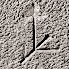 Schloss und Schlossgarten Schwetzingen - Schloss - Mittelbau - Von innen - Erdgeschoss, Nordseite - Besucherzentrum / ehemaliger Hochkeller - 3. Gurtbogen von Osten - Blick auf das 1. Steinmetzzeichen (von Süden und von unten aus gezählt) (Raum: Länge x Breite: ca. 16 x 6 Meter, Höhe (bis Schlussstein): ca. 3,5 Meter; 4 Joche, 3 Gurtbögen, 3 Kreuzrippengewölbe, ein Kreuzgratgewölbe im Osten; Nordwand: 2 Fenster, 2 vermauerte Öffnungen, Standerker: 1 kleines Fenster, Südwand: 3 Türen, Westwand: verschlossene Durchgangstür) (Mittelbau: Länge Westseite ca. 45 Meter, Breite Süd-/Nordseite ca. 38 Meter; Wiederaufbau / Erweiterung: 1698-1717; Architekt: Johann Adam Breunig) (aufgenommen im November 2025, am Nachmittag) Schloss und Schlossgarten Schwetzingen - Schloss - Mittelbau - Von innen - Erdgeschoss, Nordseite - Besucherzentrum / ehemaliger Hochkeller - 3. Gurtbogen von Osten - Blick auf das 1. Steinmetzzeichen (von Süden und von unten aus gezählt) (Raum: Länge x Breite: ca. 16 x 6 Meter, Höhe (bis Schlussstein): ca. 3,5 Meter; 4 Joche, 3 Gurtbögen, 3 Kreuzrippengewölbe, ein Kreuzgratgewölbe im Osten; Nordwand: 2 Fenster, 2 vermauerte Öffnungen, Standerker: 1 kleines Fenster, Südwand: 3 Türen, Westwand: verschlossene Durchgangstür) (Mittelbau: Länge Westseite ca. 45 Meter, Breite Süd-/Nordseite ca. 38 Meter; Wiederaufbau / Erweiterung: 1698-1717; Architekt: Johann Adam Breunig) (aufgenommen im November 2025, am Nachmittag)