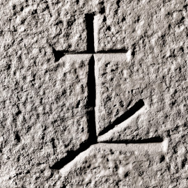 Schloss und Schlossgarten Schwetzingen - Schloss - Mittelbau - Von innen - Erdgeschoss, Nordseite - Besucherzentrum / ehemaliger Hochkeller - 3. Gurtbogen von Osten - Blick auf das 2. Steinmetzzeichen (von Süden und von unten aus gezählt) (Raum: Länge x Breite: ca. 16 x 6 Meter, Höhe (bis Schlussstein): ca. 3,5 Meter; 4 Joche, 3 Gurtbögen, 3 Kreuzrippengewölbe, ein Kreuzgratgewölbe im Osten; Nordwand: 2 Fenster, 2 vermauerte Öffnungen, Standerker: 1 kleines Fenster, Südwand: 3 Türen, Ostwand: verschlossene Durchgangstür) (Mittelbau: Länge Westseite ca. 45 Meter, Breite Süd-/Nordseite ca. 38 Meter; Wiederaufbau / Erweiterung: 1698-1717; Architekt: Johann Adam Breunig) (aufgenommen im November 2025, am Nachmittag) Schloss und Schlossgarten Schwetzingen - Schloss - Mittelbau - Von innen - Erdgeschoss, Nordseite - Besucherzentrum / ehemaliger Hochkeller - 3. Gurtbogen von Osten - Blick auf das 2. Steinmetzzeichen (von Süden und von unten aus gezählt) (Raum: Länge x Breite: ca. 16 x 6 Meter, Höhe (bis Schlussstein): ca. 3,5 Meter; 4 Joche, 3 Gurtbögen, 3 Kreuzrippengewölbe, ein Kreuzgratgewölbe im Osten; Nordwand: 2 Fenster, 2 vermauerte Öffnungen, Standerker: 1 kleines Fenster, Südwand: 3 Türen, Ostwand: verschlossene Durchgangstür) (Mittelbau: Länge Westseite ca. 45 Meter, Breite Süd-/Nordseite ca. 38 Meter; Wiederaufbau / Erweiterung: 1698-1717; Architekt: Johann Adam Breunig) (aufgenommen im November 2025, am Nachmittag)