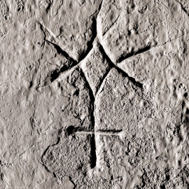 Schloss und Schlossgarten Schwetzingen - Schloss - Mittelbau - Von innen - Erdgeschoss, Nordseite - Besucherzentrum / ehemaliger Hochkeller - 3. Gurtbogen von Osten - Blick auf das 3. Steinmetzzeichen (von Süden und von unten aus gezählt) (Raum: Länge x Breite: ca. 16 x 6 Meter, Höhe (bis Schlussstein): ca. 3,5 Meter; 4 Joche, 3 Gurtbögen, 3 Kreuzrippengewölbe, ein Kreuzgratgewölbe im Osten; Nordwand: 2 Fenster, 2 vermauerte Öffnungen, Standerker: 1 kleines Fenster, Südwand: 3 Türen, Ostwand: verschlossene Durchgangstür) (Mittelbau: Länge Westseite ca. 45 Meter, Breite Süd-/Nordseite ca. 38 Meter; Wiederaufbau / Erweiterung: 1698-1717; Architekt: Johann Adam Breunig) (aufgenommen im November 2025, am Nachmittag) Schloss und Schlossgarten Schwetzingen - Schloss - Mittelbau - Von innen - Erdgeschoss, Nordseite - Besucherzentrum / ehemaliger Hochkeller - 3. Gurtbogen von Osten - Blick auf das 3. Steinmetzzeichen (von Süden und von unten aus gezählt) (Raum: Länge x Breite: ca. 16 x 6 Meter, Höhe (bis Schlussstein): ca. 3,5 Meter; 4 Joche, 3 Gurtbögen, 3 Kreuzrippengewölbe, ein Kreuzgratgewölbe im Osten; Nordwand: 2 Fenster, 2 vermauerte Öffnungen, Standerker: 1 kleines Fenster, Südwand: 3 Türen, Ostwand: verschlossene Durchgangstür) (Mittelbau: Länge Westseite ca. 45 Meter, Breite Süd-/Nordseite ca. 38 Meter; Wiederaufbau / Erweiterung: 1698-1717; Architekt: Johann Adam Breunig) (aufgenommen im November 2025, am Nachmittag)