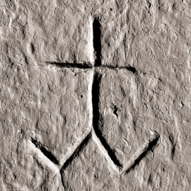 Schloss und Schlossgarten Schwetzingen - Schloss - Mittelbau - Von innen - Erdgeschoss, Nordseite - Besucherzentrum / ehemaliger Hochkeller - 3. Gurtbogen von Osten - Blick auf das 4. Steinmetzzeichen (von Süden und von unten aus gezählt) (Raum: Länge x Breite: ca. 16 x 6 Meter, Höhe (bis Schlussstein): ca. 3,5 Meter; 4 Joche, 3 Gurtbögen, 3 Kreuzrippengewölbe, ein Kreuzgratgewölbe im Osten; Nordwand: 2 Fenster, 2 vermauerte Öffnungen, Standerker: 1 kleines Fenster, Südwand: 3 Türen, Ostwand: verschlossene Durchgangstür) (Mittelbau: Länge Westseite ca. 45 Meter, Breite Süd-/Nordseite ca. 38 Meter; Wiederaufbau / Erweiterung: 1698-1717; Architekt: Johann Adam Breunig) (aufgenommen im November 2025, am Nachmittag) Schloss und Schlossgarten Schwetzingen - Schloss - Mittelbau - Von innen - Erdgeschoss, Nordseite - Besucherzentrum / ehemaliger Hochkeller - 3. Gurtbogen von Osten - Blick auf das 4. Steinmetzzeichen (von Süden und von unten aus gezählt) (Raum: Länge x Breite: ca. 16 x 6 Meter, Höhe (bis Schlussstein): ca. 3,5 Meter; 4 Joche, 3 Gurtbögen, 3 Kreuzrippengewölbe, ein Kreuzgratgewölbe im Osten; Nordwand: 2 Fenster, 2 vermauerte Öffnungen, Standerker: 1 kleines Fenster, Südwand: 3 Türen, Ostwand: verschlossene Durchgangstür) (Mittelbau: Länge Westseite ca. 45 Meter, Breite Süd-/Nordseite ca. 38 Meter; Wiederaufbau / Erweiterung: 1698-1717; Architekt: Johann Adam Breunig) (aufgenommen im November 2025, am Nachmittag)