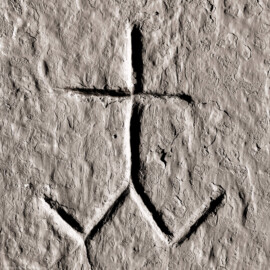 Schloss und Schlossgarten Schwetzingen - Schloss - Mittelbau - Von innen - Erdgeschoss, Nordseite - Besucherzentrum / ehemaliger Hochkeller - 3. Gurtbogen von Osten - Blick auf das 4. Steinmetzzeichen (von Süden und von unten aus gezählt) (Raum: Länge x Breite: ca. 16 x 6 Meter, Höhe (bis Schlussstein): ca. 3,5 Meter; 4 Joche, 3 Gurtbögen, 3 Kreuzrippengewölbe, ein Kreuzgratgewölbe im Osten; Nordwand: 2 Fenster, 2 vermauerte Öffnungen, Standerker: 1 kleines Fenster, Südwand: 3 Türen, Westwand: verschlossene Durchgangstür) (Mittelbau: Länge Westseite ca. 45 Meter, Breite Süd-/Nordseite ca. 38 Meter; Wiederaufbau / Erweiterung: 1698-1717; Architekt: Johann Adam Breunig) (aufgenommen im November 2025, am Nachmittag) Schloss und Schlossgarten Schwetzingen - Schloss - Mittelbau - Von innen - Erdgeschoss, Nordseite - Besucherzentrum / ehemaliger Hochkeller - 3. Gurtbogen von Osten - Blick auf das 4. Steinmetzzeichen (von Süden und von unten aus gezählt) (Raum: Länge x Breite: ca. 16 x 6 Meter, Höhe (bis Schlussstein): ca. 3,5 Meter; 4 Joche, 3 Gurtbögen, 3 Kreuzrippengewölbe, ein Kreuzgratgewölbe im Osten; Nordwand: 2 Fenster, 2 vermauerte Öffnungen, Standerker: 1 kleines Fenster, Südwand: 3 Türen, Westwand: verschlossene Durchgangstür) (Mittelbau: Länge Westseite ca. 45 Meter, Breite Süd-/Nordseite ca. 38 Meter; Wiederaufbau / Erweiterung: 1698-1717; Architekt: Johann Adam Breunig) (aufgenommen im November 2025, am Nachmittag)