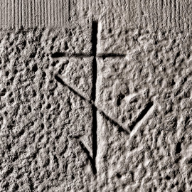 Schloss und Schlossgarten Schwetzingen - Schloss - Mittelbau - Von innen - Erdgeschoss, Nordseite - Besucherzentrum / ehemaliger Hochkeller - 3. Gurtbogen von Osten - Blick auf das 7. Steinmetzzeichen (von Süden und von unten aus gezählt) (Raum: Länge x Breite: ca. 16 x 6 Meter, Höhe (bis Schlussstein): ca. 3,5 Meter; 4 Joche, 3 Gurtbögen, 3 Kreuzrippengewölbe, ein Kreuzgratgewölbe im Osten; Nordwand: 2 Fenster, 2 vermauerte Öffnungen, Standerker: 1 kleines Fenster, Südwand: 3 Türen, Ostwand: verschlossene Durchgangstür) (Mittelbau: Länge Westseite ca. 45 Meter, Breite Süd-/Nordseite ca. 38 Meter; Wiederaufbau / Erweiterung: 1698-1717; Architekt: Johann Adam Breunig) (aufgenommen im November 2025, am Nachmittag) Schloss und Schlossgarten Schwetzingen - Schloss - Mittelbau - Von innen - Erdgeschoss, Nordseite - Besucherzentrum / ehemaliger Hochkeller - 3. Gurtbogen von Osten - Blick auf das 7. Steinmetzzeichen (von Süden und von unten aus gezählt) (Raum: Länge x Breite: ca. 16 x 6 Meter, Höhe (bis Schlussstein): ca. 3,5 Meter; 4 Joche, 3 Gurtbögen, 3 Kreuzrippengewölbe, ein Kreuzgratgewölbe im Osten; Nordwand: 2 Fenster, 2 vermauerte Öffnungen, Standerker: 1 kleines Fenster, Südwand: 3 Türen, Ostwand: verschlossene Durchgangstür) (Mittelbau: Länge Westseite ca. 45 Meter, Breite Süd-/Nordseite ca. 38 Meter; Wiederaufbau / Erweiterung: 1698-1717; Architekt: Johann Adam Breunig) (aufgenommen im November 2025, am Nachmittag)