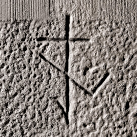 Schloss und Schlossgarten Schwetzingen - Schloss - Mittelbau - Von innen - Erdgeschoss, Nordseite - Besucherzentrum / ehemaliger Hochkeller - 3. Gurtbogen von Osten - Blick auf das 7. Steinmetzzeichen (von Süden und von unten aus gezählt) (Raum: Länge x Breite: ca. 16 x 6 Meter, Höhe (bis Schlussstein): ca. 3,5 Meter; 4 Joche, 3 Gurtbögen, 3 Kreuzrippengewölbe, ein Kreuzgratgewölbe im Osten; Nordwand: 2 Fenster, 2 vermauerte Öffnungen, Standerker: 1 kleines Fenster, Südwand: 3 Türen, Westwand: verschlossene Durchgangstür) (Mittelbau: Länge Westseite ca. 45 Meter, Breite Süd-/Nordseite ca. 38 Meter; Wiederaufbau / Erweiterung: 1698-1717; Architekt: Johann Adam Breunig) (aufgenommen im November 2025, am Nachmittag) Schloss und Schlossgarten Schwetzingen - Schloss - Mittelbau - Von innen - Erdgeschoss, Nordseite - Besucherzentrum / ehemaliger Hochkeller - 3. Gurtbogen von Osten - Blick auf das 7. Steinmetzzeichen (von Süden und von unten aus gezählt) (Raum: Länge x Breite: ca. 16 x 6 Meter, Höhe (bis Schlussstein): ca. 3,5 Meter; 4 Joche, 3 Gurtbögen, 3 Kreuzrippengewölbe, ein Kreuzgratgewölbe im Osten; Nordwand: 2 Fenster, 2 vermauerte Öffnungen, Standerker: 1 kleines Fenster, Südwand: 3 Türen, Westwand: verschlossene Durchgangstür) (Mittelbau: Länge Westseite ca. 45 Meter, Breite Süd-/Nordseite ca. 38 Meter; Wiederaufbau / Erweiterung: 1698-1717; Architekt: Johann Adam Breunig) (aufgenommen im November 2025, am Nachmittag)