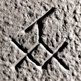 Schloss und Schlossgarten Schwetzingen - Schloss - Mittelbau - Von innen - Erdgeschoss, Nordseite - Besucherzentrum / ehemaliger Hochkeller - 2. Gurtbogen von Osten - Blick auf das 2. Steinmetzzeichen (von Süden und von unten aus gezählt) (Raum: Länge x Breite: ca. 16 x 6 Meter, Höhe (bis Schlussstein): ca. 3,5 Meter; 4 Joche, 3 Gurtbögen, 3 Kreuzrippengewölbe, ein Kreuzgratgewölbe im Osten; Nordwand: 2 Fenster, 2 vermauerte Öffnungen, Standerker: 1 kleines Fenster, Südwand: 3 Türen, Ostwand: verschlossene Durchgangstür) (Mittelbau: Länge Westseite ca. 45 Meter, Breite Süd-/Nordseite ca. 38 Meter; Wiederaufbau / Erweiterung: 1698-1717; Architekt: Johann Adam Breunig) (aufgenommen im November 2025, am Nachmittag) Schloss und Schlossgarten Schwetzingen - Schloss - Mittelbau - Von innen - Erdgeschoss, Nordseite - Besucherzentrum / ehemaliger Hochkeller - 2. Gurtbogen von Osten - Blick auf das 2. Steinmetzzeichen (von Süden und von unten aus gezählt) (Raum: Länge x Breite: ca. 16 x 6 Meter, Höhe (bis Schlussstein): ca. 3,5 Meter; 4 Joche, 3 Gurtbögen, 3 Kreuzrippengewölbe, ein Kreuzgratgewölbe im Osten; Nordwand: 2 Fenster, 2 vermauerte Öffnungen, Standerker: 1 kleines Fenster, Südwand: 3 Türen, Ostwand: verschlossene Durchgangstür) (Mittelbau: Länge Westseite ca. 45 Meter, Breite Süd-/Nordseite ca. 38 Meter; Wiederaufbau / Erweiterung: 1698-1717; Architekt: Johann Adam Breunig) (aufgenommen im November 2025, am Nachmittag)