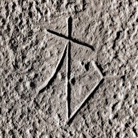 Schloss und Schlossgarten Schwetzingen - Schloss - Mittelbau - Von innen - Erdgeschoss, Nordseite - Besucherzentrum / ehemaliger Hochkeller - 2. Gurtbogen von Osten - Blick auf das 3. Steinmetzzeichen (von Süden und von unten aus gezählt) (Raum: Länge x Breite: ca. 16 x 6 Meter, Höhe (bis Schlussstein): ca. 3,5 Meter; 4 Joche, 3 Gurtbögen, 3 Kreuzrippengewölbe, ein Kreuzgratgewölbe im Osten; Nordwand: 2 Fenster, 2 vermauerte Öffnungen, Standerker: 1 kleines Fenster, Südwand: 3 Türen, Ostwand: verschlossene Durchgangstür) (Mittelbau: Länge Westseite ca. 45 Meter, Breite Süd-/Nordseite ca. 38 Meter; Wiederaufbau / Erweiterung: 1698-1717; Architekt: Johann Adam Breunig) (aufgenommen im November 2025, am Nachmittag) Schloss und Schlossgarten Schwetzingen - Schloss - Mittelbau - Von innen - Erdgeschoss, Nordseite - Besucherzentrum / ehemaliger Hochkeller - 2. Gurtbogen von Osten - Blick auf das 3. Steinmetzzeichen (von Süden und von unten aus gezählt) (Raum: Länge x Breite: ca. 16 x 6 Meter, Höhe (bis Schlussstein): ca. 3,5 Meter; 4 Joche, 3 Gurtbögen, 3 Kreuzrippengewölbe, ein Kreuzgratgewölbe im Osten; Nordwand: 2 Fenster, 2 vermauerte Öffnungen, Standerker: 1 kleines Fenster, Südwand: 3 Türen, Ostwand: verschlossene Durchgangstür) (Mittelbau: Länge Westseite ca. 45 Meter, Breite Süd-/Nordseite ca. 38 Meter; Wiederaufbau / Erweiterung: 1698-1717; Architekt: Johann Adam Breunig) (aufgenommen im November 2025, am Nachmittag)