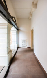 Schloss und Schlossgarten Schwetzingen - Schloss - Mittelbau - Von innen - Erdgeschoss, Nordseite - Besucherzentrum / ehemaliger Hochkeller - Vorhalle - Von Osten - Blick von der Westwand des nordöstlichen Treppenhauses nach Westen in die Vorhalle; rechts vorne der Haupteingang in das Besucherzentrum, vorne mittig eine Abdeckung eines Zugangs zu einem Kamin (Mittelbau: Länge Westseite ca. 45 Meter, Breite Süd-/Nordseite ca. 38 Meter; Wiederaufbau / Erweiterung: 1698-1717; Architekt: Johann Adam Breunig) (aufgenommen im November 2025, um die Mittagszeit) Schloss und Schlossgarten Schwetzingen - Schloss - Mittelbau - Von innen - Erdgeschoss, Nordseite - Besucherzentrum / ehemaliger Hochkeller - Vorhalle - Von Osten - Blick von der Westwand des nordöstlichen Treppenhauses nach Westen in die Vorhalle; rechts vorne der Haupteingang in das Besucherzentrum, vorne mittig eine Abdeckung eines Zugangs zu einem Kamin (Mittelbau: Länge Westseite ca. 45 Meter, Breite Süd-/Nordseite ca. 38 Meter; Wiederaufbau / Erweiterung: 1698-1717; Architekt: Johann Adam Breunig) (aufgenommen im November 2025, um die Mittagszeit)