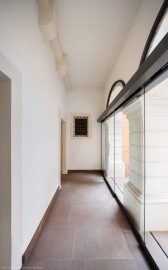 Schloss und Schlossgarten Schwetzingen - Schloss - Mittelbau - Von innen - Erdgeschoss, Nordseite - Besucherzentrum / ehemaliger Hochkeller - Vorhalle - Von Westen - Blick vom Haupteingang in das Besucherzentrum nach Osten auf die Westwand des nordöstlichen Treppenhauses; vorne links der Haupteingang, hinten links der zweite Eingang in das Besucherzentrum (Mittelbau: Länge Westseite ca. 45 Meter, Breite Süd-/Nordseite ca. 38 Meter; Wiederaufbau / Erweiterung: 1698-1717; Architekt: Johann Adam Breunig) (aufgenommen im November 2025, um die Mittagszeit) Schloss und Schlossgarten Schwetzingen - Schloss - Mittelbau - Von innen - Erdgeschoss, Nordseite - Besucherzentrum / ehemaliger Hochkeller - Vorhalle - Von Westen - Blick vom Haupteingang in das Besucherzentrum nach Osten auf die Westwand des nordöstlichen Treppenhauses; vorne links der Haupteingang, hinten links der zweite Eingang in das Besucherzentrum (Mittelbau: Länge Westseite ca. 45 Meter, Breite Süd-/Nordseite ca. 38 Meter; Wiederaufbau / Erweiterung: 1698-1717; Architekt: Johann Adam Breunig) (aufgenommen im November 2025, um die Mittagszeit)