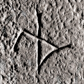 Schloss und Schlossgarten Schwetzingen - Schloss - Mittelbau - Von innen - Erdgeschoss, Nordseite - Besucherzentrum / ehemaliger Hochkeller - 2. Gurtbogen von Osten - Blick auf das 7. Steinmetzzeichen (von Süden und von unten aus gezählt) (Raum: Länge x Breite: ca. 16 x 6 Meter, Höhe (bis Schlussstein): ca. 3,5 Meter; 4 Joche, 3 Gurtbögen, 3 Kreuzrippengewölbe, ein Kreuzgratgewölbe im Osten; Nordwand: 2 Fenster, 2 vermauerte Öffnungen, Standerker: 1 kleines Fenster, Südwand: 3 Türen, Westwand: verschlossene Durchgangstür) (Mittelbau: Länge Westseite ca. 45 Meter, Breite Süd-/Nordseite ca. 38 Meter; Wiederaufbau / Erweiterung: 1698-1717; Architekt: Johann Adam Breunig) (aufgenommen im November 2025, am frühen Nachmittag) Schloss und Schlossgarten Schwetzingen - Schloss - Mittelbau - Von innen - Erdgeschoss, Nordseite - Besucherzentrum / ehemaliger Hochkeller - 2. Gurtbogen von Osten - Blick auf das 7. Steinmetzzeichen (von Süden und von unten aus gezählt) (Raum: Länge x Breite: ca. 16 x 6 Meter, Höhe (bis Schlussstein): ca. 3,5 Meter; 4 Joche, 3 Gurtbögen, 3 Kreuzrippengewölbe, ein Kreuzgratgewölbe im Osten; Nordwand: 2 Fenster, 2 vermauerte Öffnungen, Standerker: 1 kleines Fenster, Südwand: 3 Türen, Westwand: verschlossene Durchgangstür) (Mittelbau: Länge Westseite ca. 45 Meter, Breite Süd-/Nordseite ca. 38 Meter; Wiederaufbau / Erweiterung: 1698-1717; Architekt: Johann Adam Breunig) (aufgenommen im November 2025, am frühen Nachmittag)