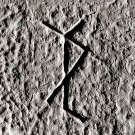 Schloss und Schlossgarten Schwetzingen - Schloss - Mittelbau - Von innen - Erdgeschoss, Nordseite - Besucherzentrum / ehemaliger Hochkeller - 2. Gurtbogen von Osten - Blick auf das 8. Steinmetzzeichen (von Süden und von unten aus gezählt) (Raum: Länge x Breite: ca. 16 x 6 Meter, Höhe (bis Schlussstein): ca. 3,5 Meter; 4 Joche, 3 Gurtbögen, 3 Kreuzrippengewölbe, ein Kreuzgratgewölbe im Osten; Nordwand: 2 Fenster, 2 vermauerte Öffnungen, Standerker: 1 kleines Fenster, Südwand: 3 Türen, Ostwand: verschlossene Durchgangstür) (Mittelbau: Länge Westseite ca. 45 Meter, Breite Süd-/Nordseite ca. 38 Meter; Wiederaufbau / Erweiterung: 1698-1717; Architekt: Johann Adam Breunig) (aufgenommen im November 2025, am frühen Nachmittag) Schloss und Schlossgarten Schwetzingen - Schloss - Mittelbau - Von innen - Erdgeschoss, Nordseite - Besucherzentrum / ehemaliger Hochkeller - 2. Gurtbogen von Osten - Blick auf das 8. Steinmetzzeichen (von Süden und von unten aus gezählt) (Raum: Länge x Breite: ca. 16 x 6 Meter, Höhe (bis Schlussstein): ca. 3,5 Meter; 4 Joche, 3 Gurtbögen, 3 Kreuzrippengewölbe, ein Kreuzgratgewölbe im Osten; Nordwand: 2 Fenster, 2 vermauerte Öffnungen, Standerker: 1 kleines Fenster, Südwand: 3 Türen, Ostwand: verschlossene Durchgangstür) (Mittelbau: Länge Westseite ca. 45 Meter, Breite Süd-/Nordseite ca. 38 Meter; Wiederaufbau / Erweiterung: 1698-1717; Architekt: Johann Adam Breunig) (aufgenommen im November 2025, am frühen Nachmittag)