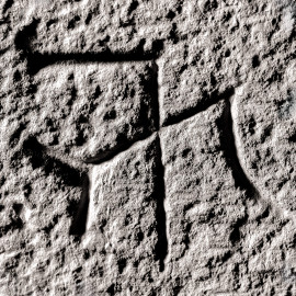 Schloss und Schlossgarten Schwetzingen - Schloss - Mittelbau - Von innen - Erdgeschoss, Nordseite - Besucherzentrum / ehemaliger Hochkeller - 2. Gurtbogen von Osten - Blick auf das 10. Steinmetzzeichen (von Süden und von unten aus gezählt) (Raum: Länge x Breite: ca. 16 x 6 Meter, Höhe (bis Schlussstein): ca. 3,5 Meter; 4 Joche, 3 Gurtbögen, 3 Kreuzrippengewölbe, ein Kreuzgratgewölbe im Osten; Nordwand: 2 Fenster, 2 vermauerte Öffnungen, Standerker: 1 kleines Fenster, Südwand: 3 Türen, Ostwand: verschlossene Durchgangstür) (Mittelbau: Länge Westseite ca. 45 Meter, Breite Süd-/Nordseite ca. 38 Meter; Wiederaufbau / Erweiterung: 1698-1717; Architekt: Johann Adam Breunig) (aufgenommen im November 2025, am frühen Nachmittag) Schloss und Schlossgarten Schwetzingen - Schloss - Mittelbau - Von innen - Erdgeschoss, Nordseite - Besucherzentrum / ehemaliger Hochkeller - 2. Gurtbogen von Osten - Blick auf das 10. Steinmetzzeichen (von Süden und von unten aus gezählt) (Raum: Länge x Breite: ca. 16 x 6 Meter, Höhe (bis Schlussstein): ca. 3,5 Meter; 4 Joche, 3 Gurtbögen, 3 Kreuzrippengewölbe, ein Kreuzgratgewölbe im Osten; Nordwand: 2 Fenster, 2 vermauerte Öffnungen, Standerker: 1 kleines Fenster, Südwand: 3 Türen, Ostwand: verschlossene Durchgangstür) (Mittelbau: Länge Westseite ca. 45 Meter, Breite Süd-/Nordseite ca. 38 Meter; Wiederaufbau / Erweiterung: 1698-1717; Architekt: Johann Adam Breunig) (aufgenommen im November 2025, am frühen Nachmittag)