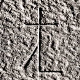 Schloss und Schlossgarten Schwetzingen - Schloss - Mittelbau - Von innen - Erdgeschoss, Nordseite - Besucherzentrum / ehemaliger Hochkeller - 1. Gurtbogen von Osten - Blick auf das 2. Steinmetzzeichen (von Süden und von unten aus gezählt) (Raum: Länge x Breite: ca. 16 x 6 Meter, Höhe (bis Schlussstein): ca. 3,5 Meter; 4 Joche, 3 Gurtbögen, 3 Kreuzrippengewölbe, ein Kreuzgratgewölbe im Osten; Nordwand: 2 Fenster, 2 vermauerte Öffnungen, Standerker: 1 kleines Fenster, Südwand: 3 Türen, Westwand: verschlossene Durchgangstür) (Mittelbau: Länge Westseite ca. 45 Meter, Breite Süd-/Nordseite ca. 38 Meter; Wiederaufbau / Erweiterung: 1698-1717; Architekt: Johann Adam Breunig) (aufgenommen im November 2025, am frühen Nachmittag) Schloss und Schlossgarten Schwetzingen - Schloss - Mittelbau - Von innen - Erdgeschoss, Nordseite - Besucherzentrum / ehemaliger Hochkeller - 1. Gurtbogen von Osten - Blick auf das 2. Steinmetzzeichen (von Süden und von unten aus gezählt) (Raum: Länge x Breite: ca. 16 x 6 Meter, Höhe (bis Schlussstein): ca. 3,5 Meter; 4 Joche, 3 Gurtbögen, 3 Kreuzrippengewölbe, ein Kreuzgratgewölbe im Osten; Nordwand: 2 Fenster, 2 vermauerte Öffnungen, Standerker: 1 kleines Fenster, Südwand: 3 Türen, Westwand: verschlossene Durchgangstür) (Mittelbau: Länge Westseite ca. 45 Meter, Breite Süd-/Nordseite ca. 38 Meter; Wiederaufbau / Erweiterung: 1698-1717; Architekt: Johann Adam Breunig) (aufgenommen im November 2025, am frühen Nachmittag)