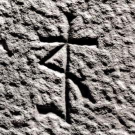 Schloss und Schlossgarten Schwetzingen - Schloss - Mittelbau - Von innen - Erdgeschoss, Nordseite - Besucherzentrum / ehemaliger Hochkeller - 1. Gurtbogen von Osten - Blick auf das 3. Steinmetzzeichen (von Süden und von unten aus gezählt) (Raum: Länge x Breite: ca. 16 x 6 Meter, Höhe (bis Schlussstein): ca. 3,5 Meter; 4 Joche, 3 Gurtbögen, 3 Kreuzrippengewölbe, ein Kreuzgratgewölbe im Osten; Nordwand: 2 Fenster, 2 vermauerte Öffnungen, Standerker: 1 kleines Fenster, Südwand: 3 Türen, Westwand: verschlossene Durchgangstür) (Mittelbau: Länge Westseite ca. 45 Meter, Breite Süd-/Nordseite ca. 38 Meter; Wiederaufbau / Erweiterung: 1698-1717; Architekt: Johann Adam Breunig) (aufgenommen im November 2025, am frühen Nachmittag) Schloss und Schlossgarten Schwetzingen - Schloss - Mittelbau - Von innen - Erdgeschoss, Nordseite - Besucherzentrum / ehemaliger Hochkeller - 1. Gurtbogen von Osten - Blick auf das 3. Steinmetzzeichen (von Süden und von unten aus gezählt) (Raum: Länge x Breite: ca. 16 x 6 Meter, Höhe (bis Schlussstein): ca. 3,5 Meter; 4 Joche, 3 Gurtbögen, 3 Kreuzrippengewölbe, ein Kreuzgratgewölbe im Osten; Nordwand: 2 Fenster, 2 vermauerte Öffnungen, Standerker: 1 kleines Fenster, Südwand: 3 Türen, Westwand: verschlossene Durchgangstür) (Mittelbau: Länge Westseite ca. 45 Meter, Breite Süd-/Nordseite ca. 38 Meter; Wiederaufbau / Erweiterung: 1698-1717; Architekt: Johann Adam Breunig) (aufgenommen im November 2025, am frühen Nachmittag)