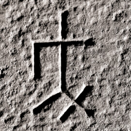 Schloss und Schlossgarten Schwetzingen - Schloss - Mittelbau - Von innen - Erdgeschoss, Nordseite - Besucherzentrum / ehemaliger Hochkeller - 1. Gurtbogen von Osten - Blick auf das 4. Steinmetzzeichen (von Süden und von unten aus gezählt) (Raum: Länge x Breite: ca. 16 x 6 Meter, Höhe (bis Schlussstein): ca. 3,5 Meter; 4 Joche, 3 Gurtbögen, 3 Kreuzrippengewölbe, ein Kreuzgratgewölbe im Osten; Nordwand: 2 Fenster, 2 vermauerte Öffnungen, Standerker: 1 kleines Fenster, Südwand: 3 Türen, Westwand: verschlossene Durchgangstür) (Mittelbau: Länge Westseite ca. 45 Meter, Breite Süd-/Nordseite ca. 38 Meter; Wiederaufbau / Erweiterung: 1698-1717; Architekt: Johann Adam Breunig) (aufgenommen im November 2025, am Nachmittag) Schloss und Schlossgarten Schwetzingen - Schloss - Mittelbau - Von innen - Erdgeschoss, Nordseite - Besucherzentrum / ehemaliger Hochkeller - 1. Gurtbogen von Osten - Blick auf das 4. Steinmetzzeichen (von Süden und von unten aus gezählt) (Raum: Länge x Breite: ca. 16 x 6 Meter, Höhe (bis Schlussstein): ca. 3,5 Meter; 4 Joche, 3 Gurtbögen, 3 Kreuzrippengewölbe, ein Kreuzgratgewölbe im Osten; Nordwand: 2 Fenster, 2 vermauerte Öffnungen, Standerker: 1 kleines Fenster, Südwand: 3 Türen, Westwand: verschlossene Durchgangstür) (Mittelbau: Länge Westseite ca. 45 Meter, Breite Süd-/Nordseite ca. 38 Meter; Wiederaufbau / Erweiterung: 1698-1717; Architekt: Johann Adam Breunig) (aufgenommen im November 2025, am Nachmittag)